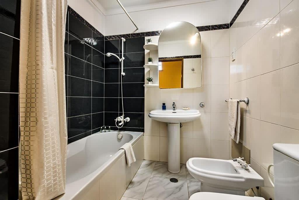 Villa Cabrita, Superb Location, Large Villa, Walk To Restaurants, Supermarkets Beach Guia  Εξωτερικό φωτογραφία