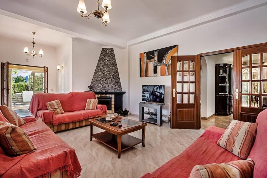 Villa Cabrita, Superb Location, Large Villa, Walk To Restaurants, Supermarkets Beach Guia  Εξωτερικό φωτογραφία